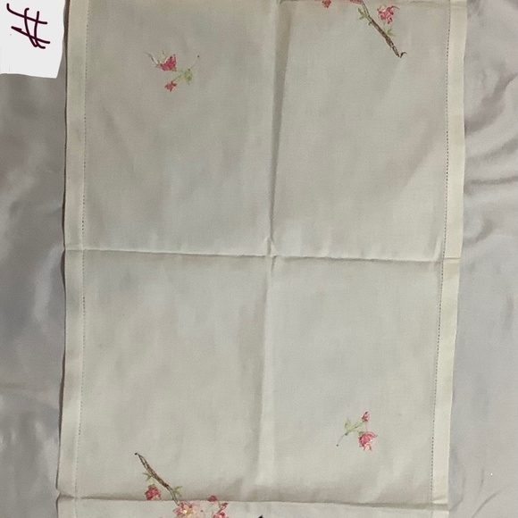 Vintage hand, embroidered table top runner - Picture 2 of 3